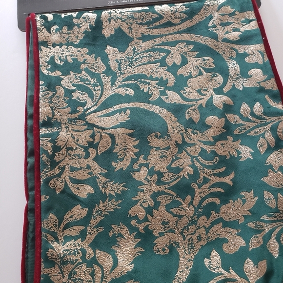 NWT Robert Stanley Green Damask Table Runner - Picture 3 of 9